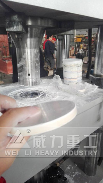 200噸四柱四柱液壓機試機現(xiàn)場