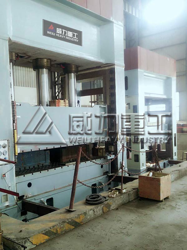 2000噸框架式液壓機的加工生產現場圖