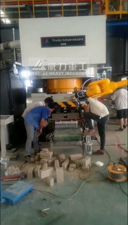 1000噸液壓機(jī)客戶生產(chǎn)現(xiàn)場(配置機(jī)械手)