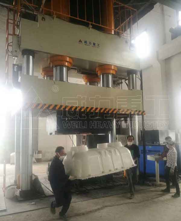 1500噸玻璃鋼凈水槽模壓液壓機客戶使用現場