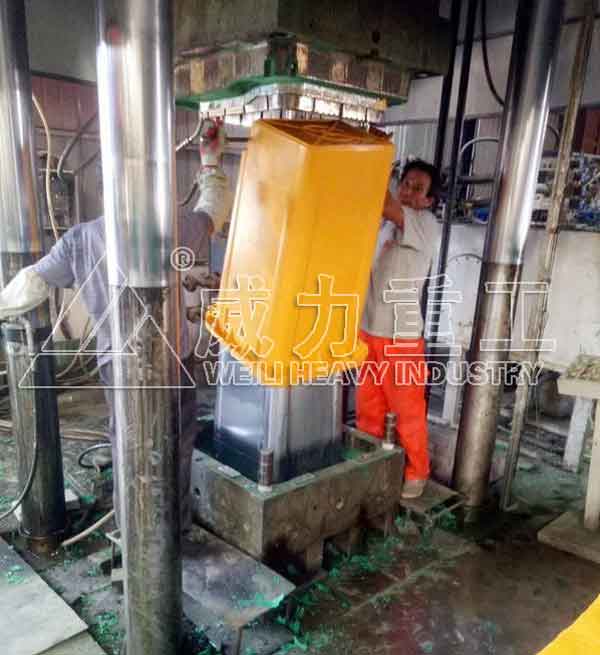 800噸四柱液壓機(jī)一次模壓成型SMC玻璃鋼垃圾桶